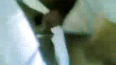 Kinky voyeur isi fucteaza sotia cu santuri mari in bucatarie