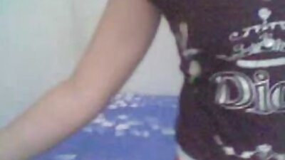 Shemale amatoare călărește un vibrator mare de aspirație