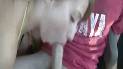 Vagin păros care se masturbează cu un vibrator alb apăsat pe clitoris