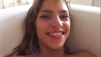O brunetă frumoasă și slabă sexy joacă partea a III-a
