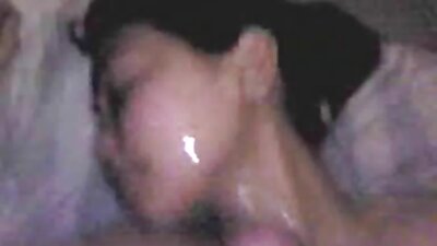 O brunetă frumoasă și slabă sexy joacă partea a II-a