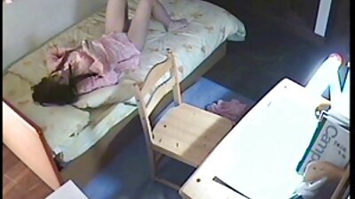 Amater freacă clitorisul pe pat cu partenerul care ajută la sexul dur
