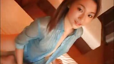 O swinger uluitoare care pozează prin casă în costumul ei de ziua nașterii