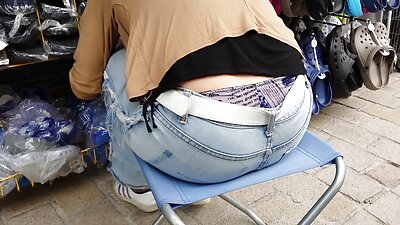 Masturbând păsărică umedă, alunecând degetele și atingând clitorisul