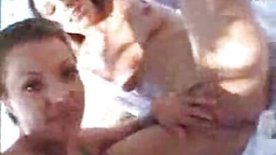 Masturbându-se și cumming peste scaunul de toaletă